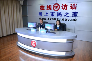 公司董事長(zhǎng)、總經(jīng)理?xiàng)钣婪遄隹汀对诰€訪談》欄目
